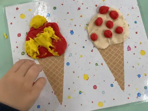 Helados hechos con plastilina en el tapete